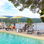 Plaza Ξενοδοχείο 4*